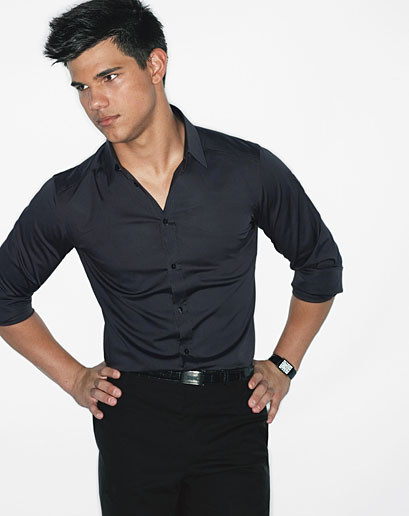 [Image: taylor-lautner-fitted-shirts-twilight09.jpg]